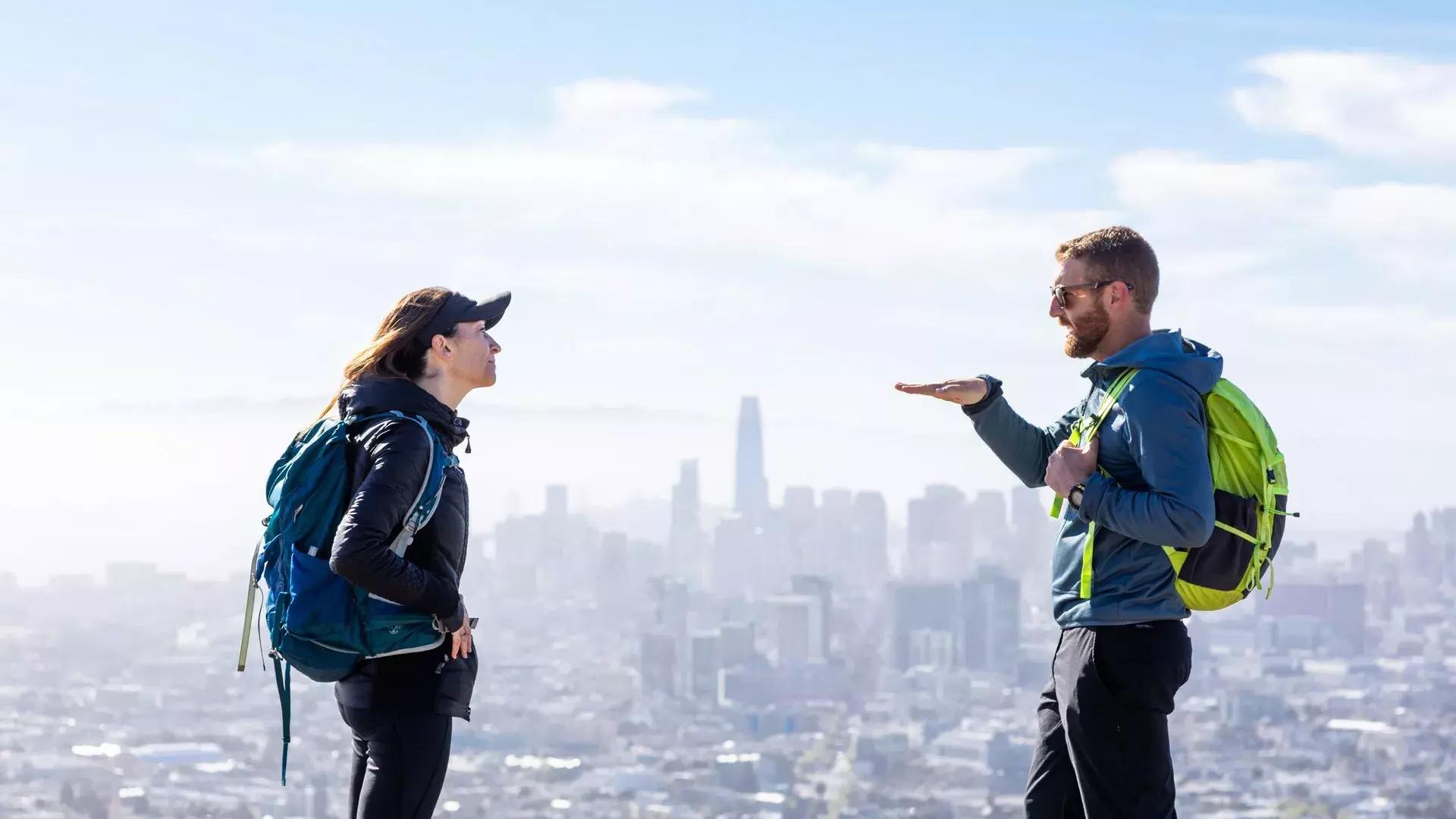 Gli escursionisti chiacchierano con lo skyline di 贝博体彩app in lontananza