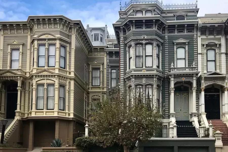 Uma fileira de casas vitorianas ornamentadas em uma rua em Pacific Heights. 加州贝博体彩app.