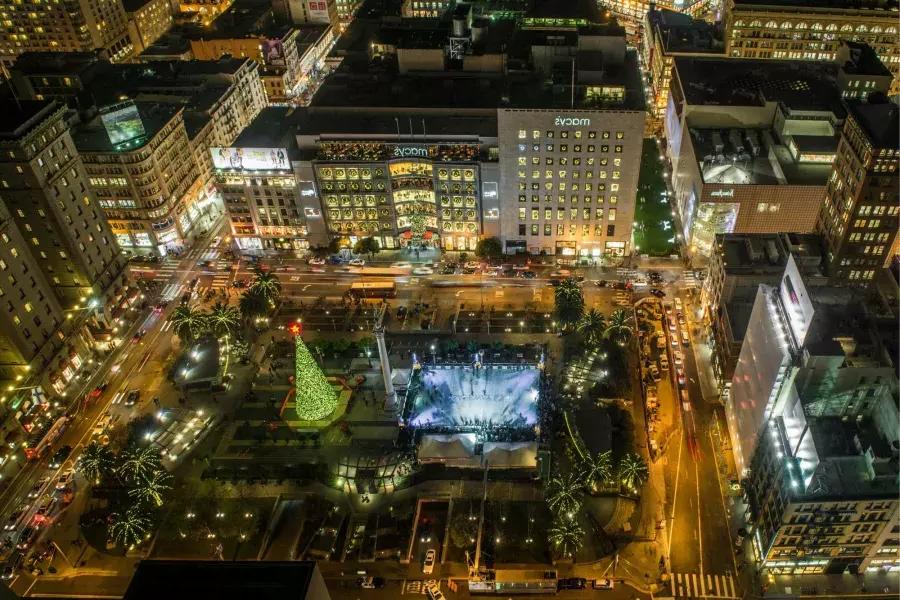 Aerial view of Union Square decorated for the holidays. 圣弗朗西斯科，加州.