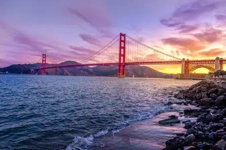 일몰 시 金门大桥(Golden Gate Bridge)는 다양한 색상의 하늘과 전경에 샌프란시스코 만(San Francisco Bay)을 갖추고 있습니다.