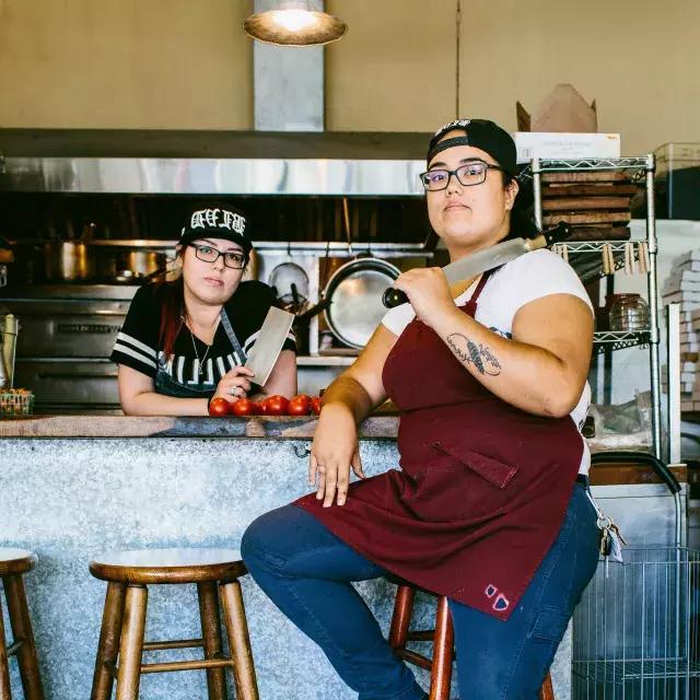 Joyce Conway y Mel López en la cocina