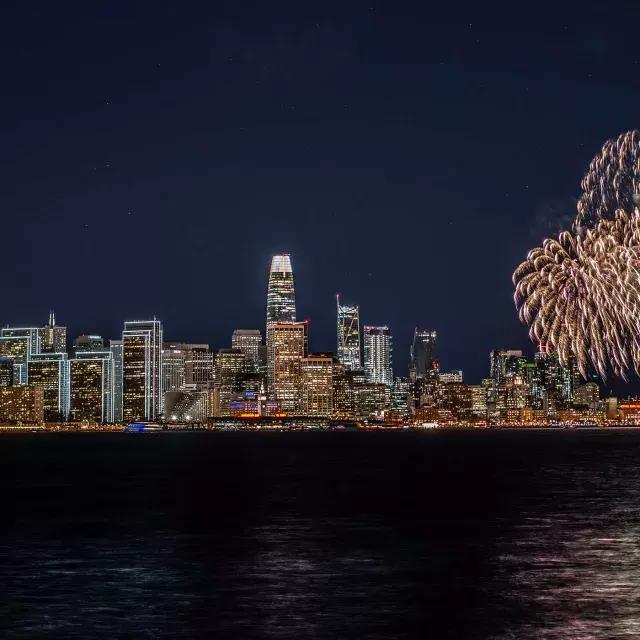 Des feux d'artifice explosent sur les toits de la ville de San Francisco.